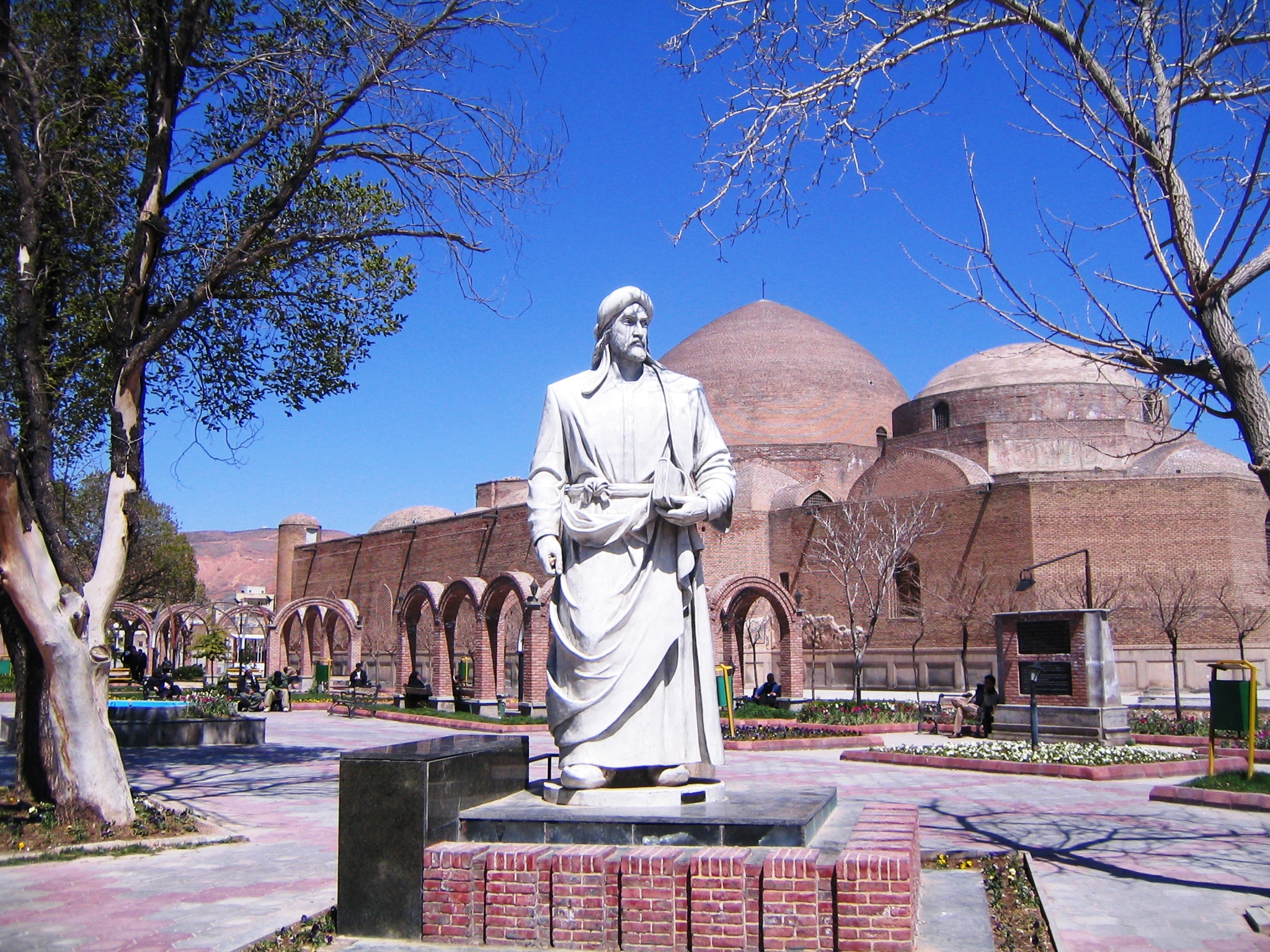 پارک خاقانی با چشم انداز مسجد کبود 