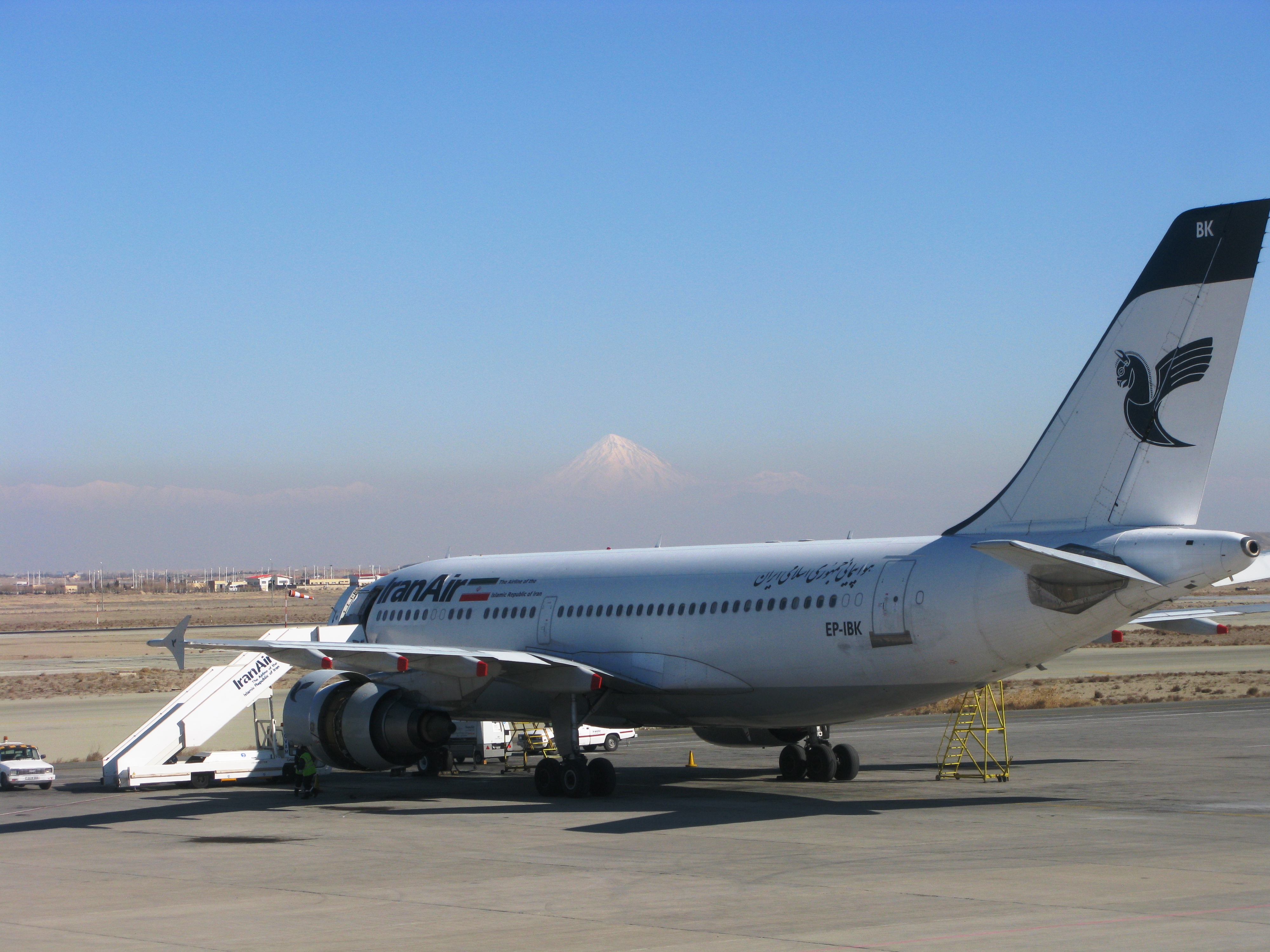  فرودگاه بین المللی امام خمینی با نمای کوه دماوند 